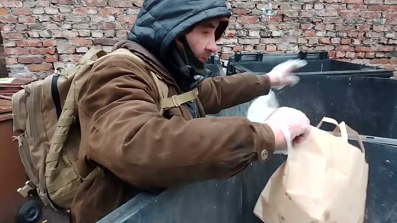 Bezdomni puszki i butelki za wino cena ludzkiej godności