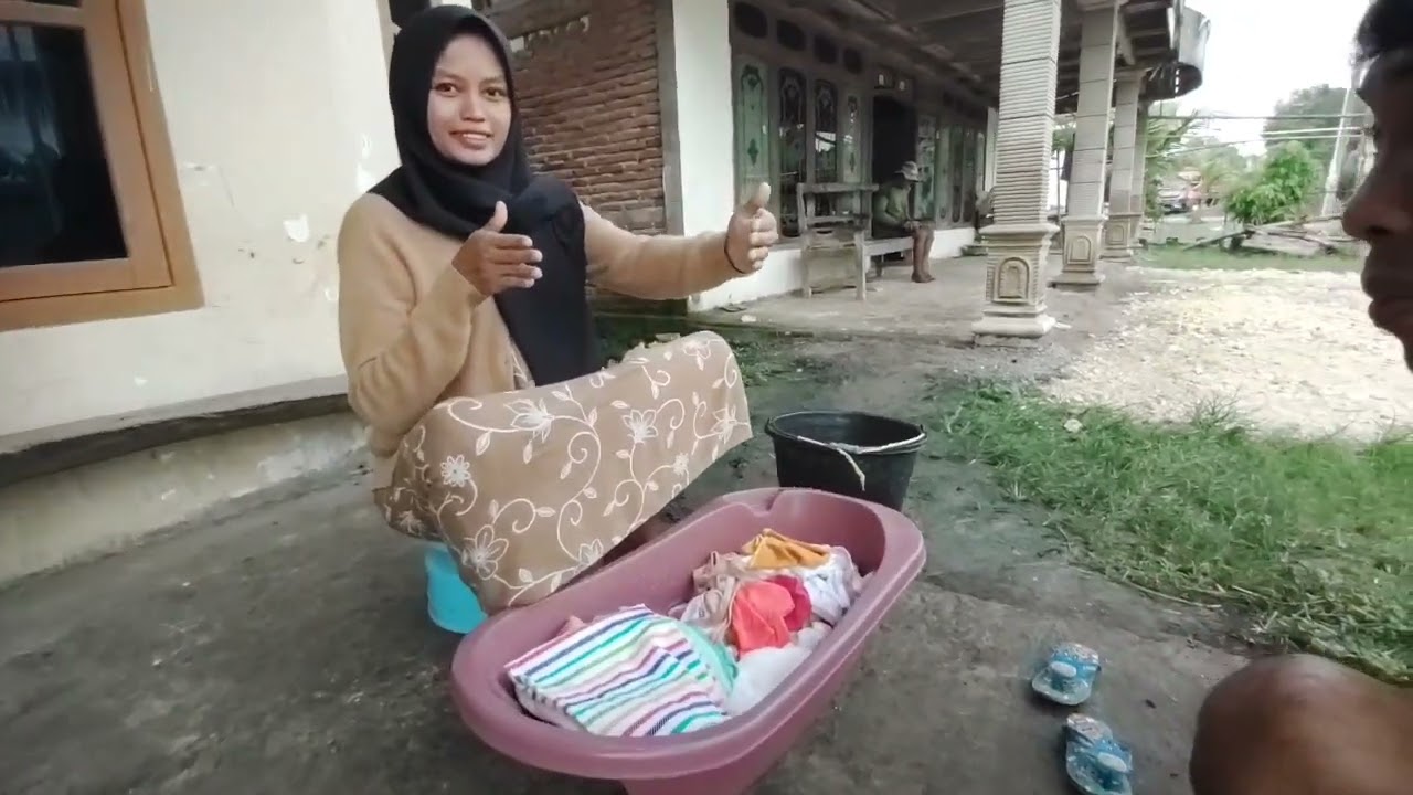 NYUCI BAJU ADEK BAYI