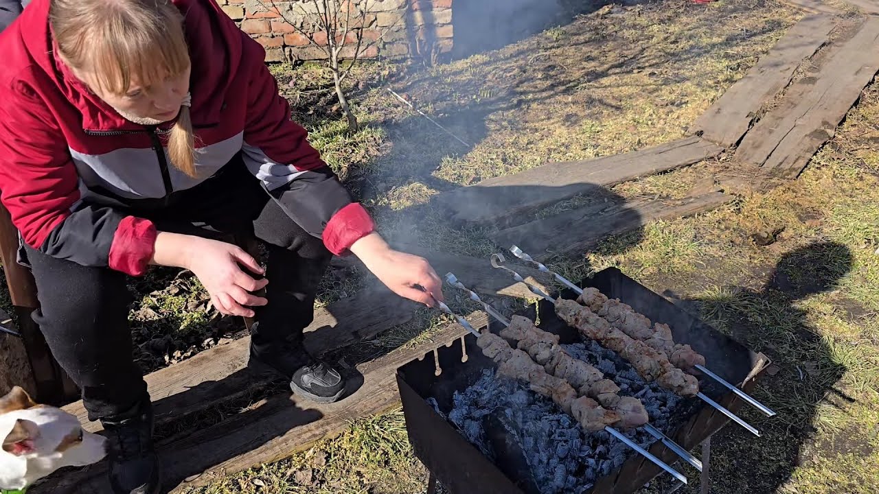 Готовим шашлык для Леночки, Хорошо на даче весной!