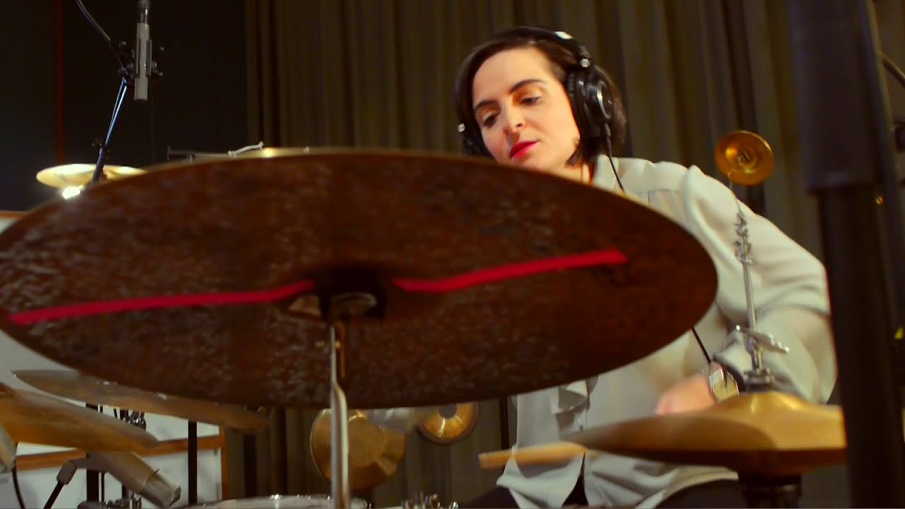 LUCÍA MARTÍNEZ & THE FEARLESS - UN RAYO DE LUZ CONMOVEDOR del álbum LUCÍA MARTÍNEZ & THE FEARLESS
