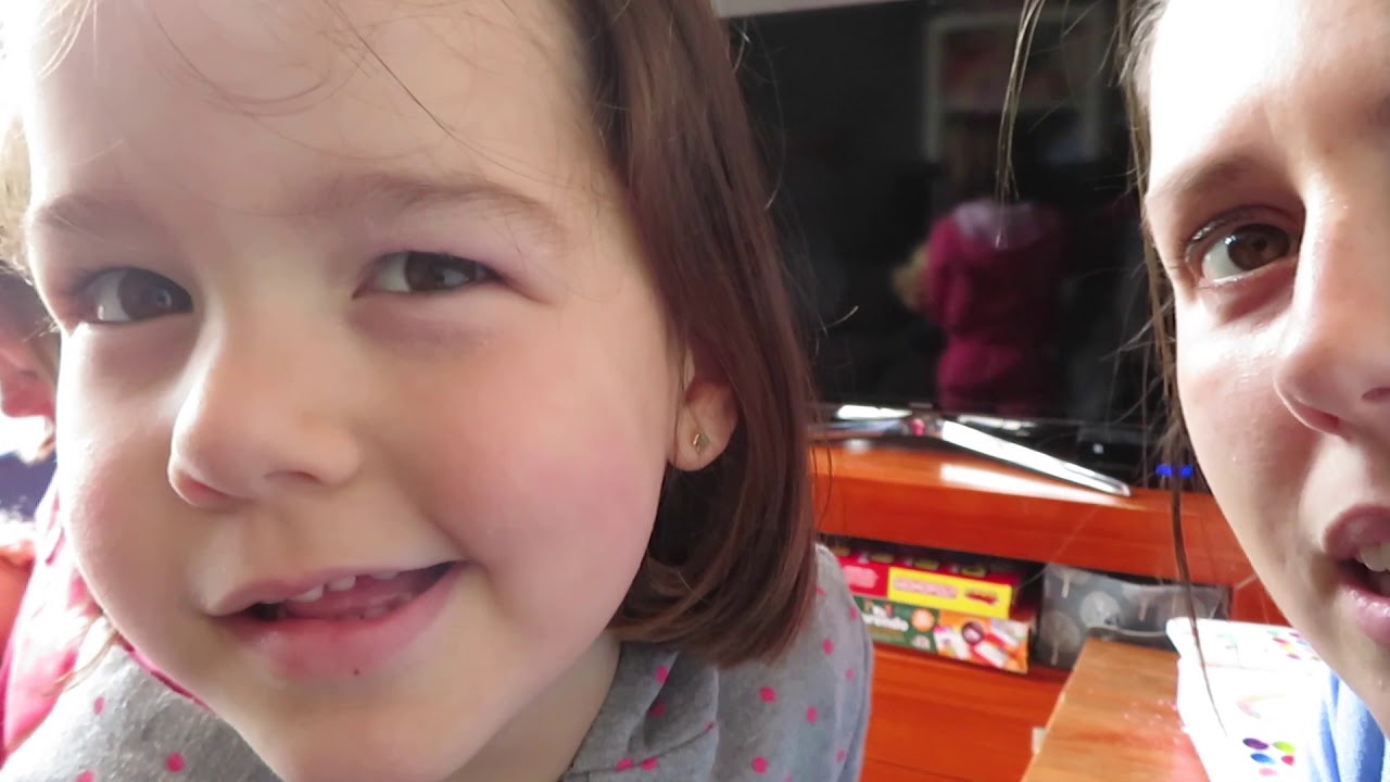 Clara le corta el pelo a su hermana
