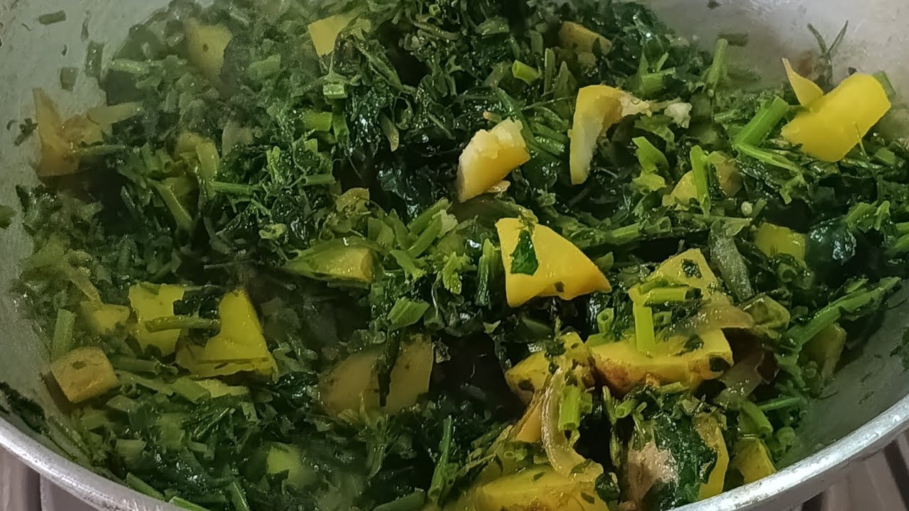 आज मेंने बनाया मटर साग🌿☘️ और 🍟🍠आलू की चटपटी भजिया एक बार बनाओगे बार बार खाओगे 😋😋