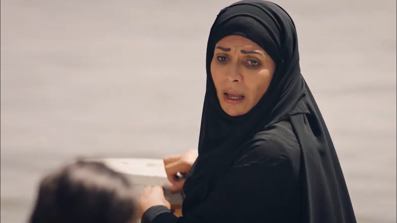 بتضطر تنزل تشتغل هي وبناتها علشان تعرف تصرف عليهم بعد ما عمهم اكل ورثهم ورماهم .. مسلسل زي القمر