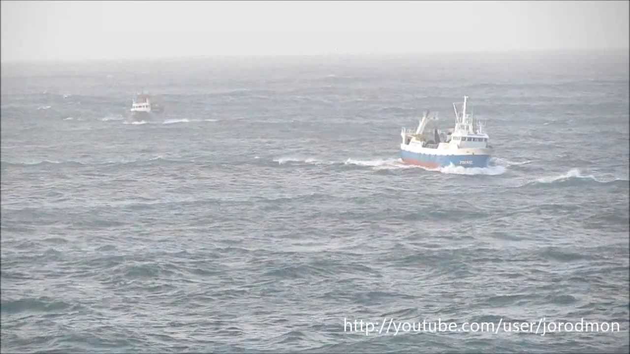 Pesqueros entrando en la ría de A Coruña. 3 de enero de 2014