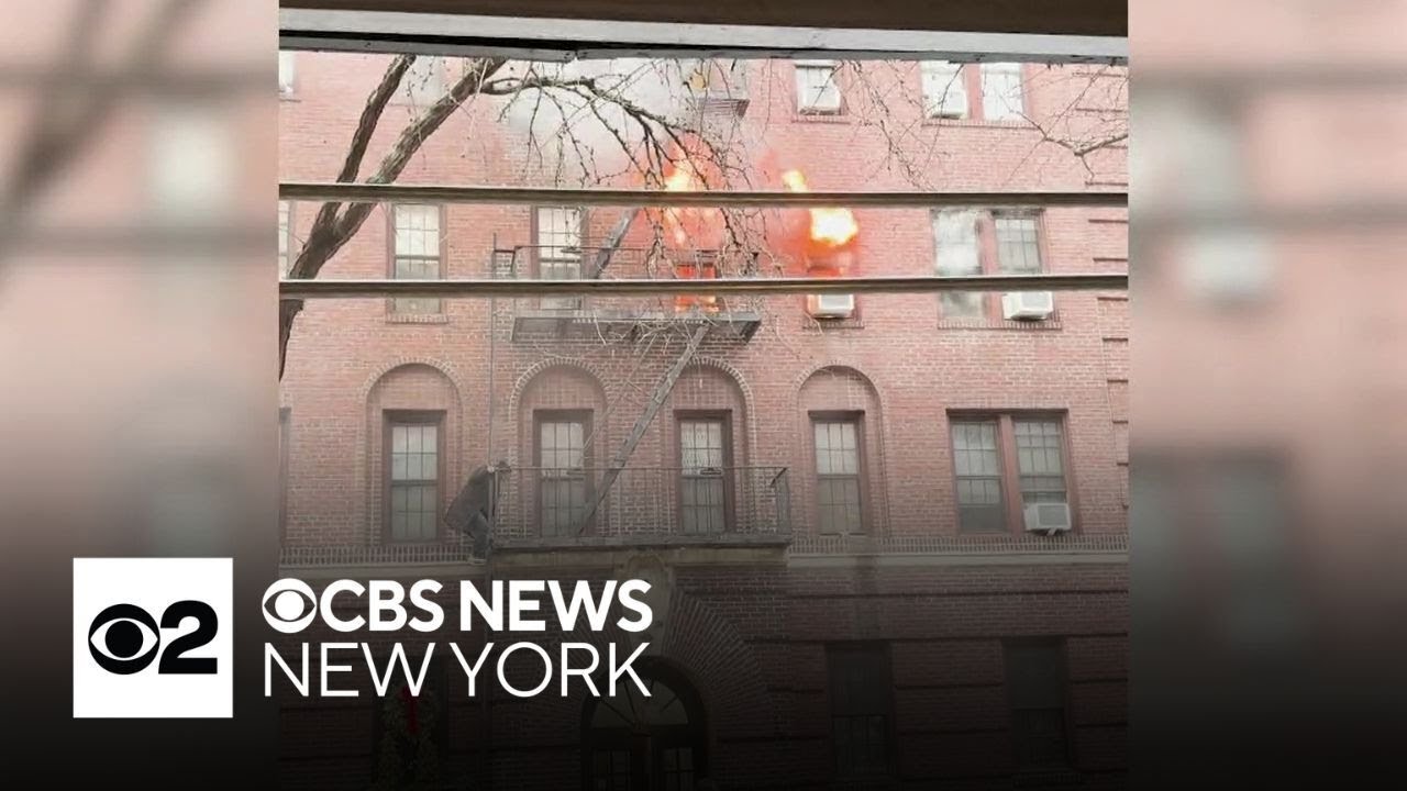 4 people, including firefighter, injured in Brooklyn Heights apartment building fire