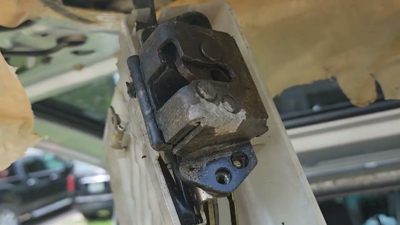 Como Arreglar El Mecanismo del Candado de la Puerta Trasera de una Toyota 4runner del 2003