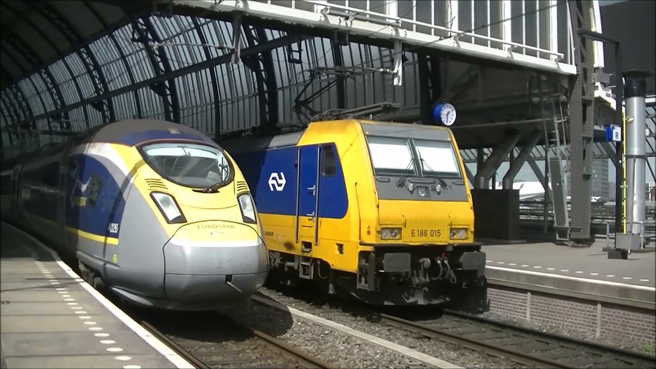 Treinen op station Amsterdam Centraal