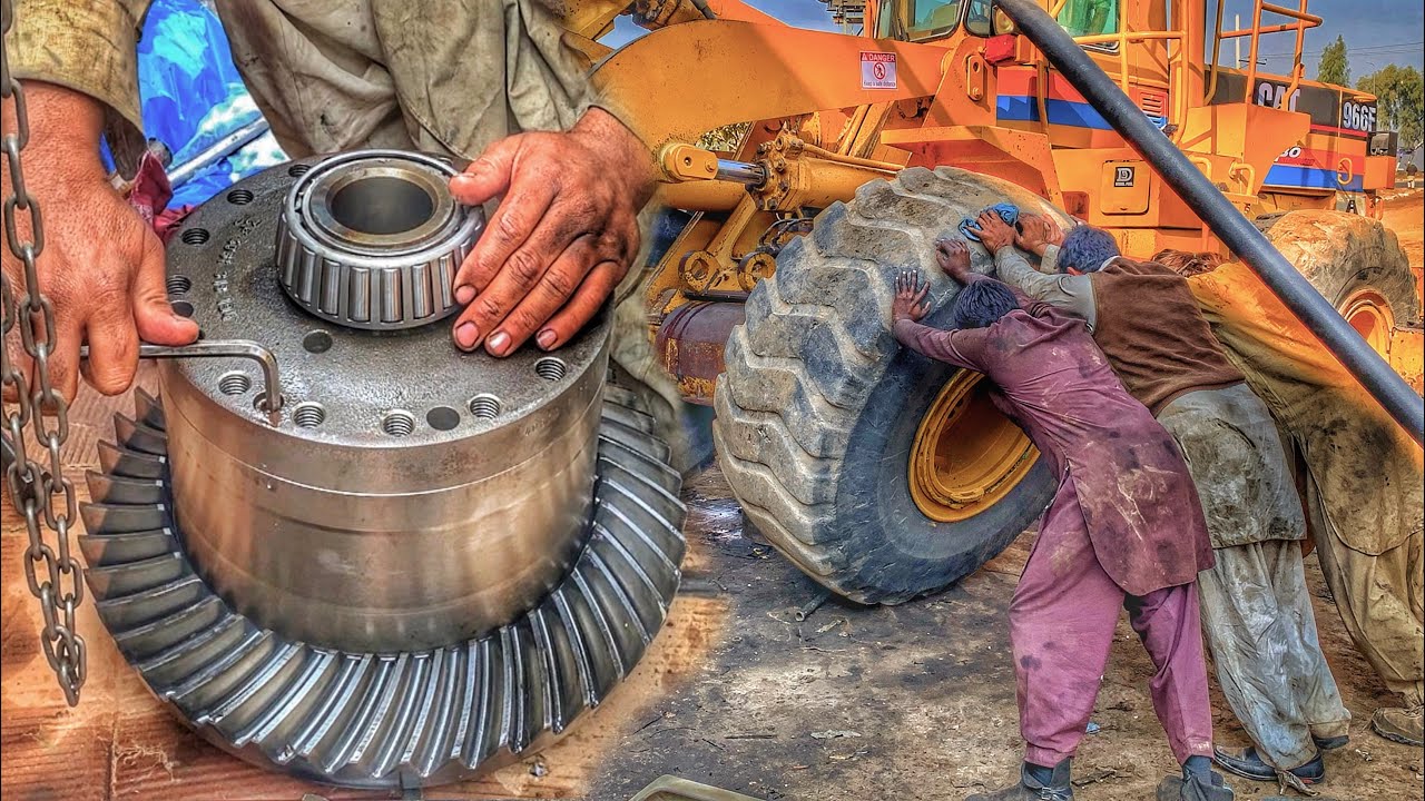 These Experienced Mechanics Repaired Caterpillar 966F Major Defect in DIFFERENTIAL GEAR