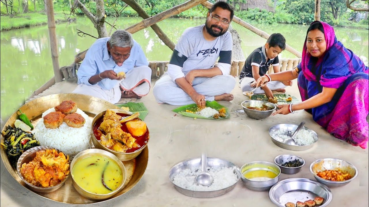 সাদাভাত,শাকভাজা,পোস্তর বড়া সোনামুগের ডাল, ফুলকপির রোস্ট, মুরগির মাংস,বাঙালির সেরা লাঞ্চথালি