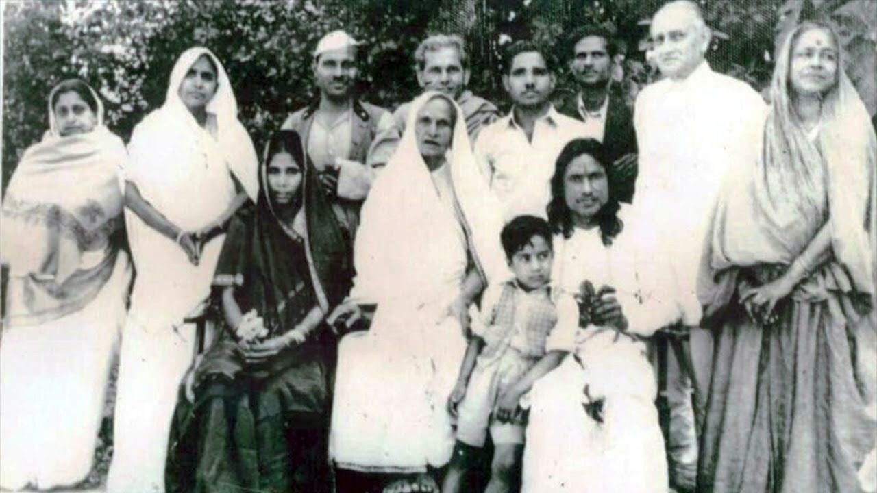 हाय सखी ! दृगन मिलाय मन लै गयो | Haya Sakhi! Drigana Milaya - Prem Ras Madira (Ramesh Baba)