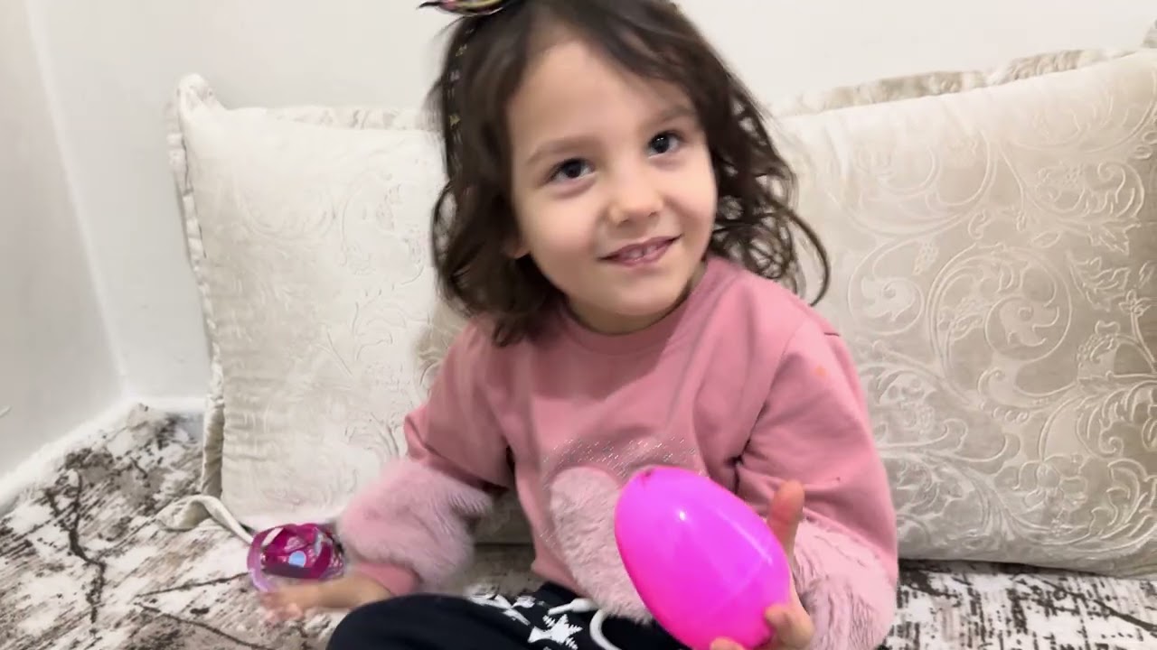 Pembe Barbie Sürpriz Yumurta Açıyoruz! İçinden Oyuncak Ayna Çıktı 😍 | Çocuk Eğlenceli Video