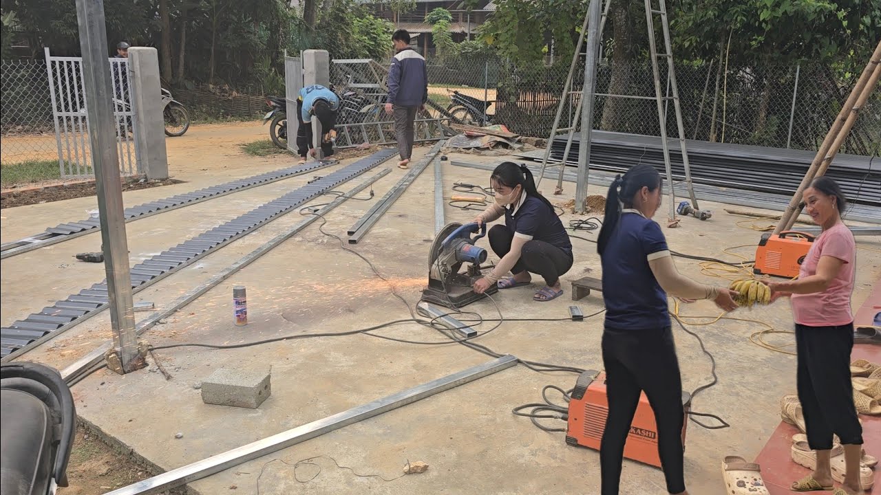 Let's see how the girl will design the roof for this house.  @Loan daily work