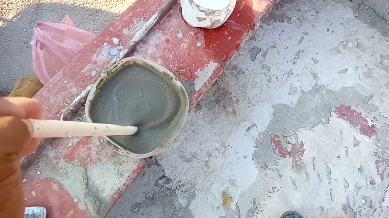 Sellando grietas en union de techo de concreto para evitar filtración de agua.