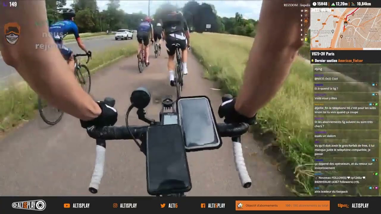 Un motard dans le peloton cyclistes hippodrome de longchamp