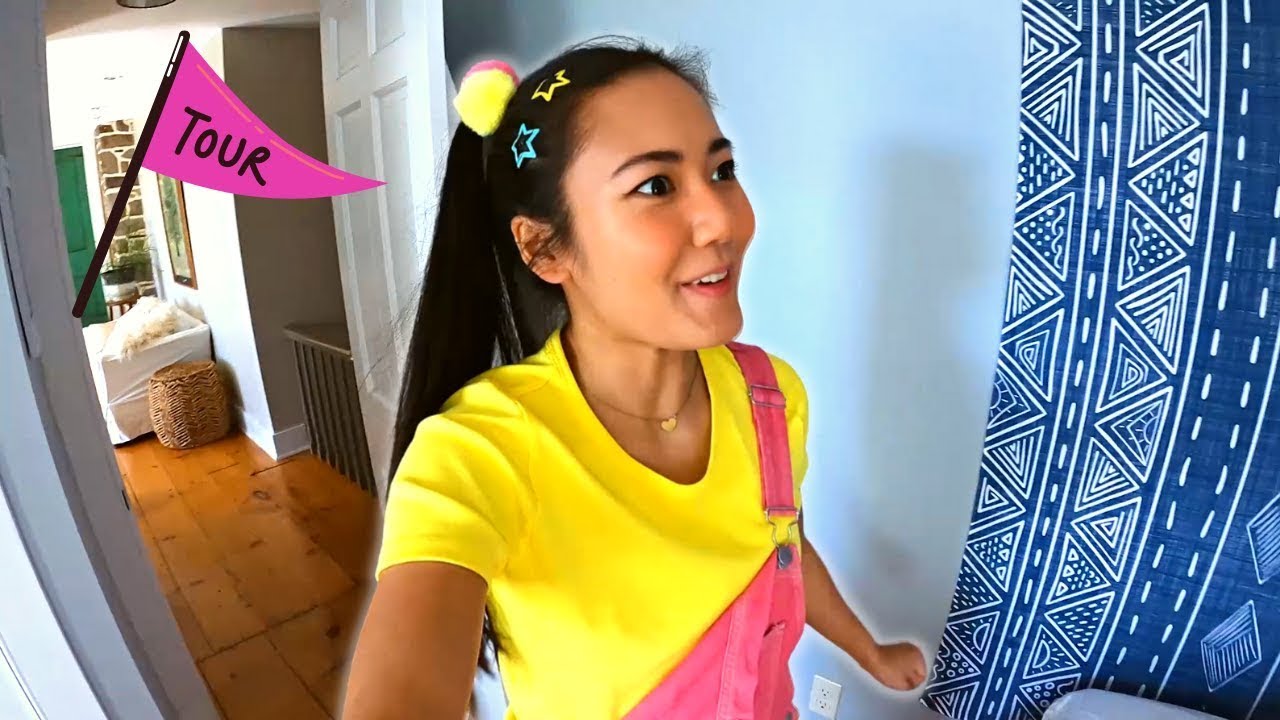 Ellie Sparkles Gives A Tour Of Summer Camp! | Ellie Sparkles | WildBrain Live Action