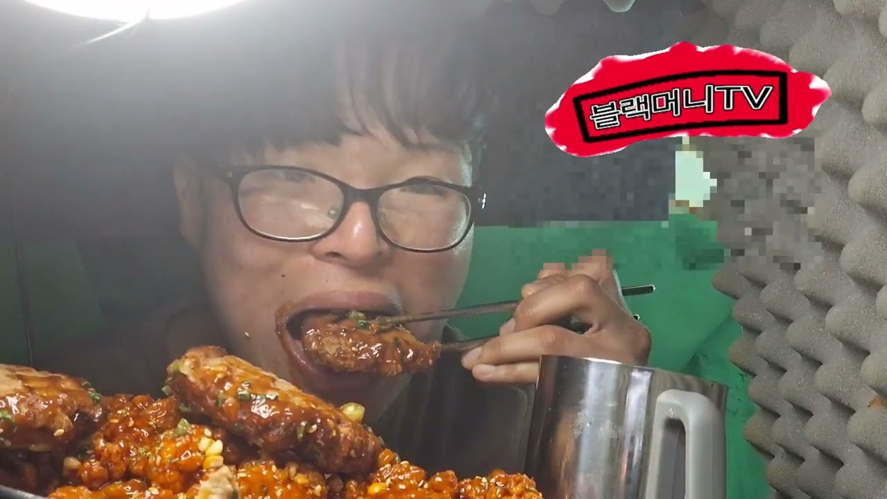 소고기 스테이크와 양념새우와 닭강정과 콜라먹방영상입니다