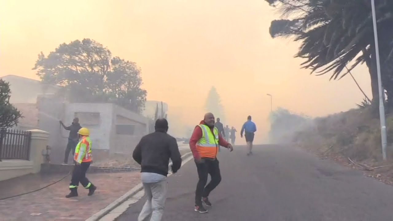 Fire in foothills of Cape Town's Table Mountain | AFP