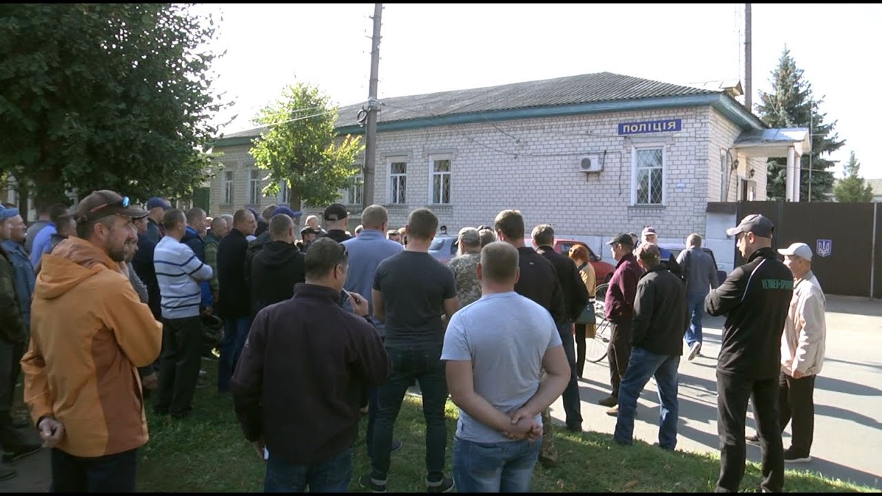 Півсотні людей зібралися на мітингу під Новгород-Сіверським райвідділом поліції