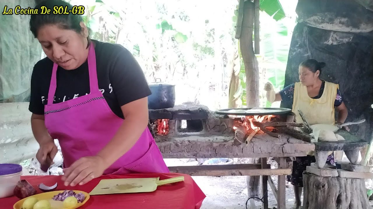 Consintiendo A Mi Marido Con Un Sabroso Caldo Rojo De Gallina De Rancho