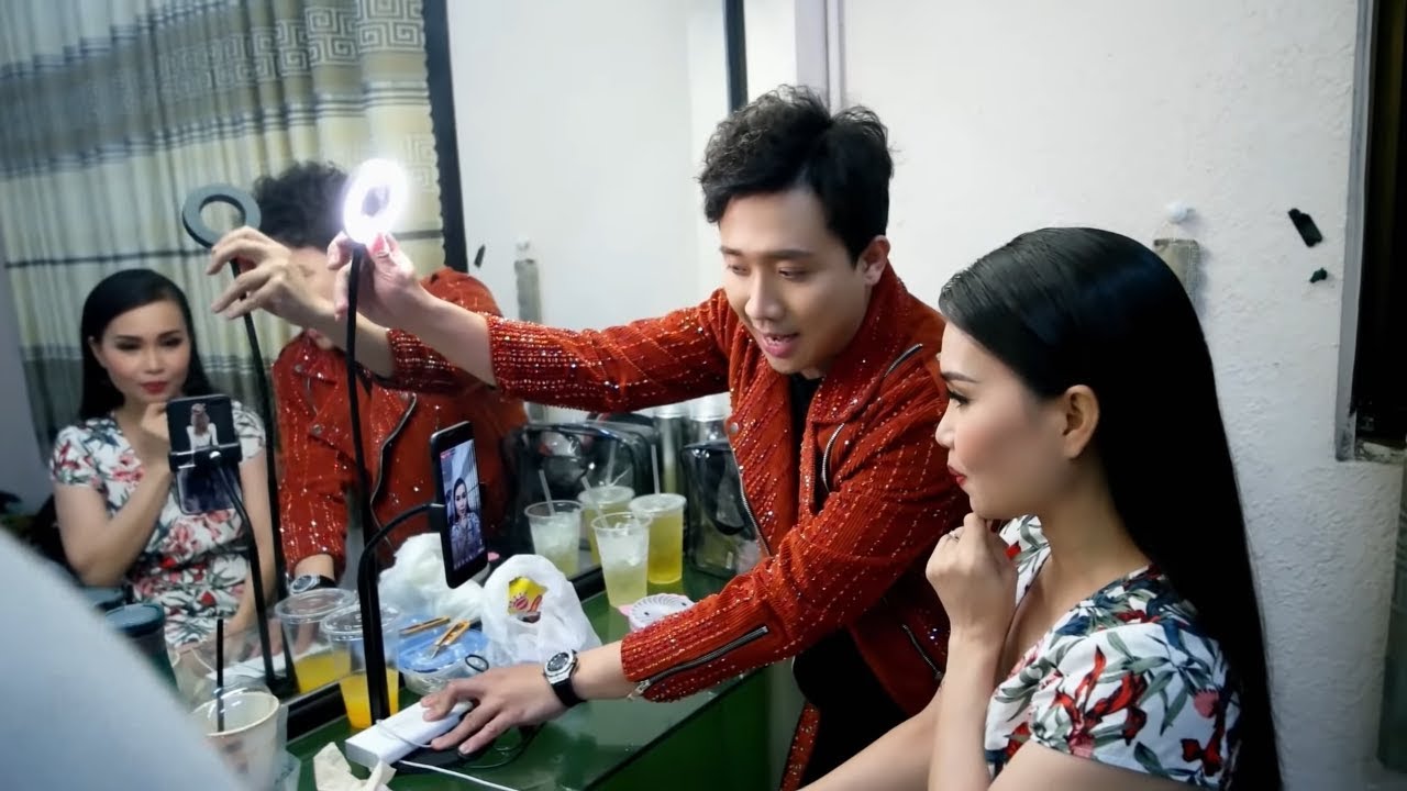 Trấn Thành Xóa Mù Công Nghệ Giúp Cẩm Ly Livestream Chuyên Nghiệp