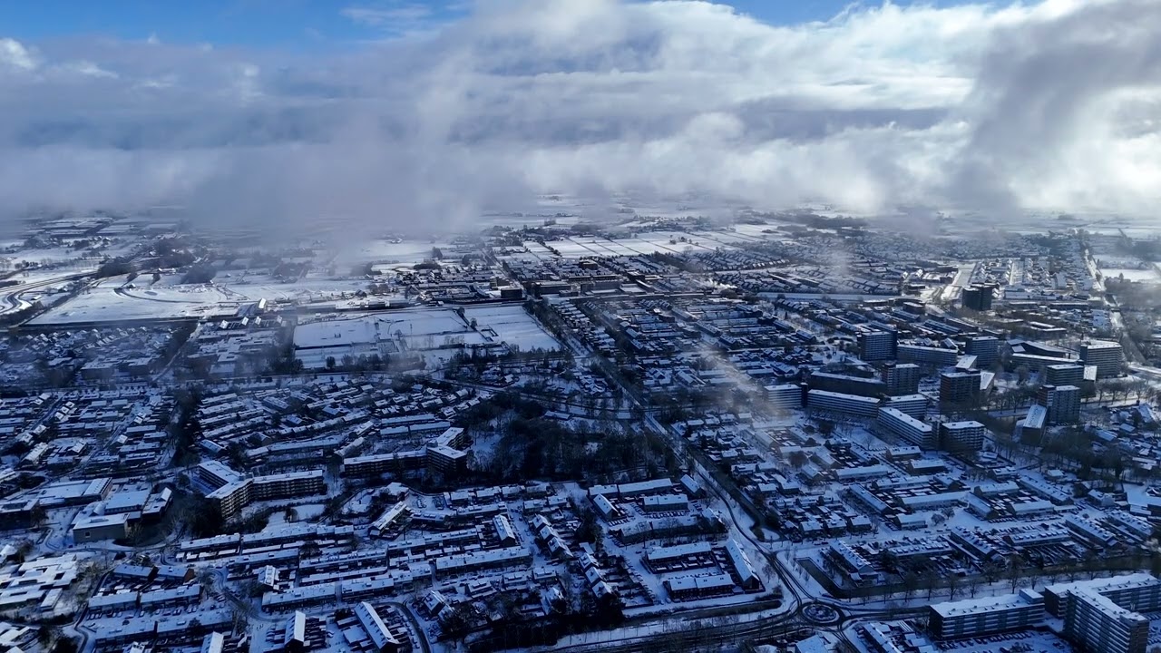 Droneshots Veenendaal Centrum in de sneeuw 04 01 2026