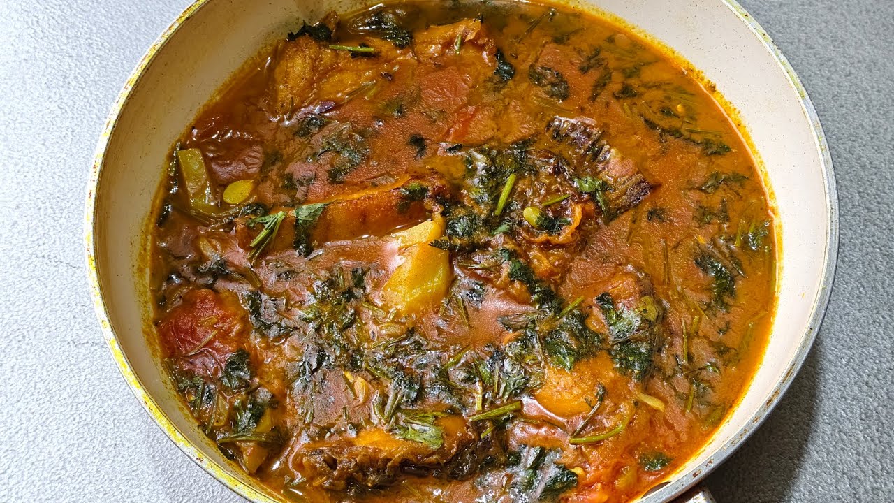 রুই মাছের ঝোল রান্না।