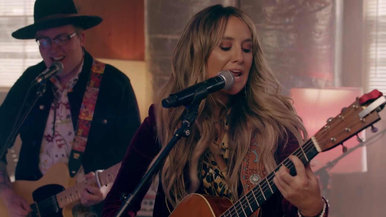Lainey Wilson - Things A Man Oughta Know (Live Full Band Performance)