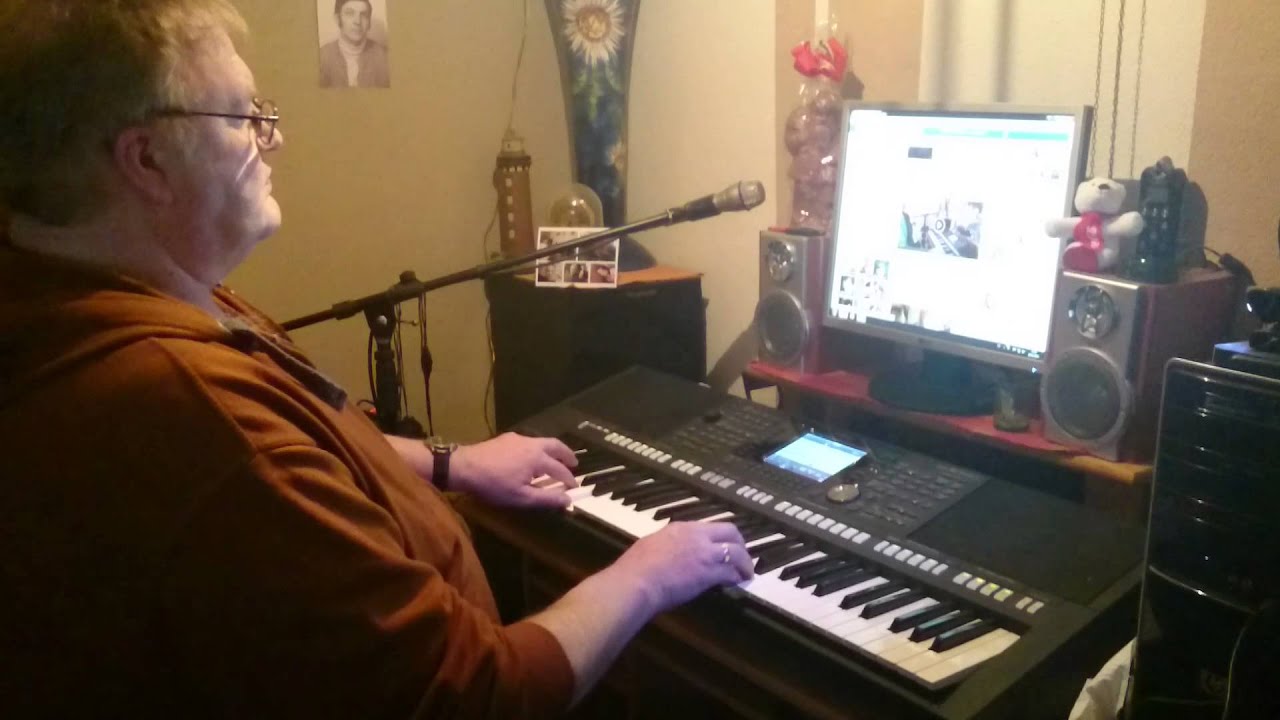 Tom Astor Flieg junger Adler auf Keyboard