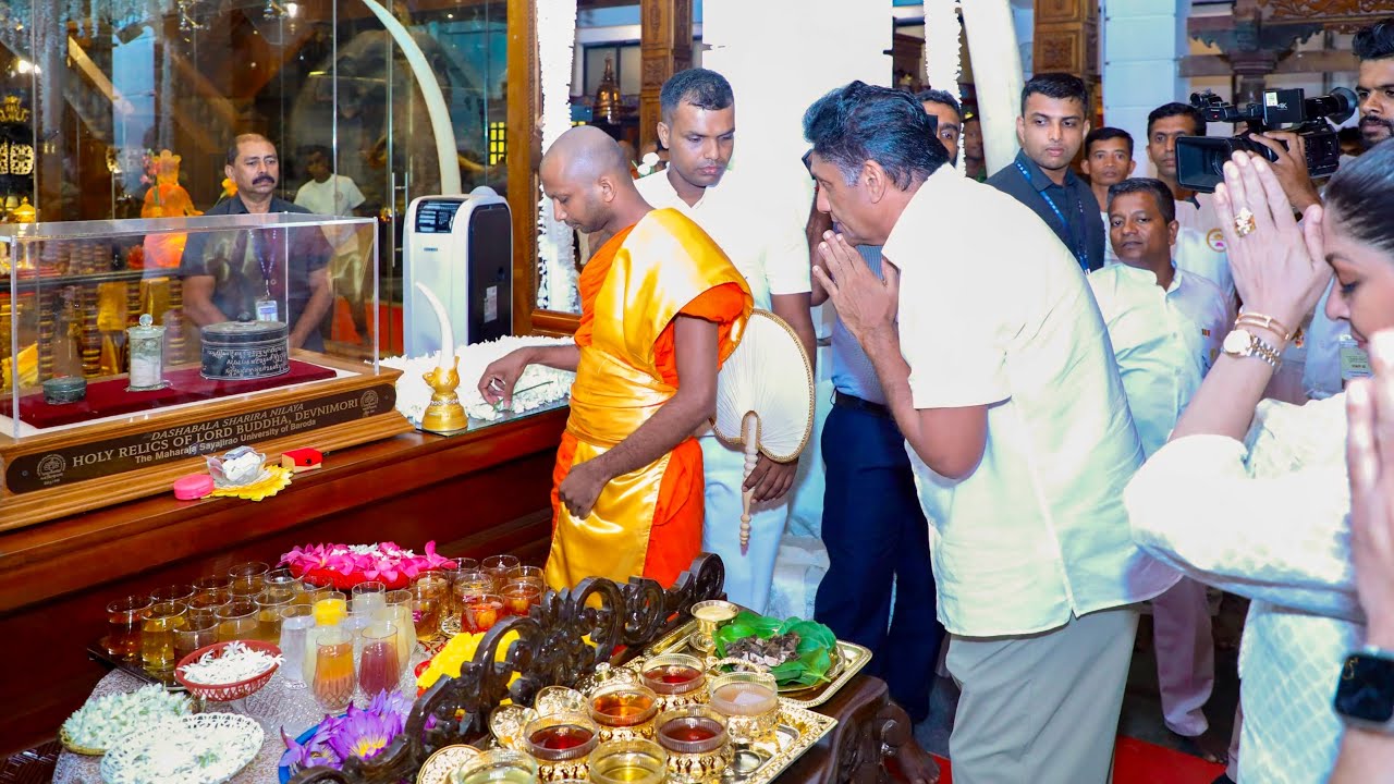 ගංගාරාමයේ ප්‍රදර්ශනය කරන බුදු රදුන්ගේ ධාතු වන්දනා කරන්න විපක්ෂ නායක සජිත් ප්‍රේමදාස මහතා එක්වෙයි.