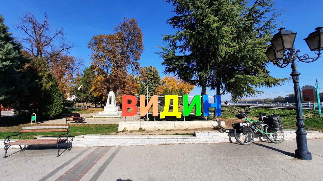 From Orșova ( RO ) to Vidin ( BG ) along the Danube by bicycle.