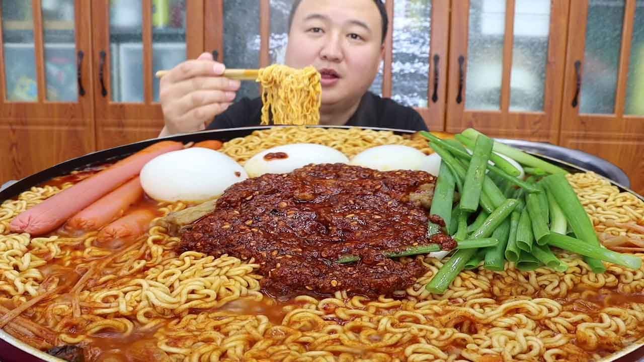 Ах Цян Делает Стейк Лапша быстрого приготовления Суп Вкусный И Он Сосет Лапшу В Большой Рот