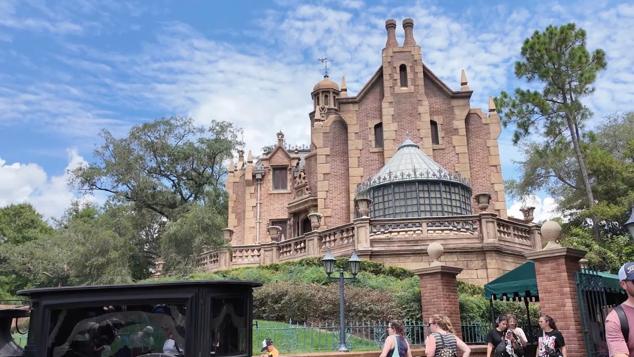 The Haunted Mansion at Magic Kingdom Full Ride in Low Light 4K | Walt Disney World July 2024