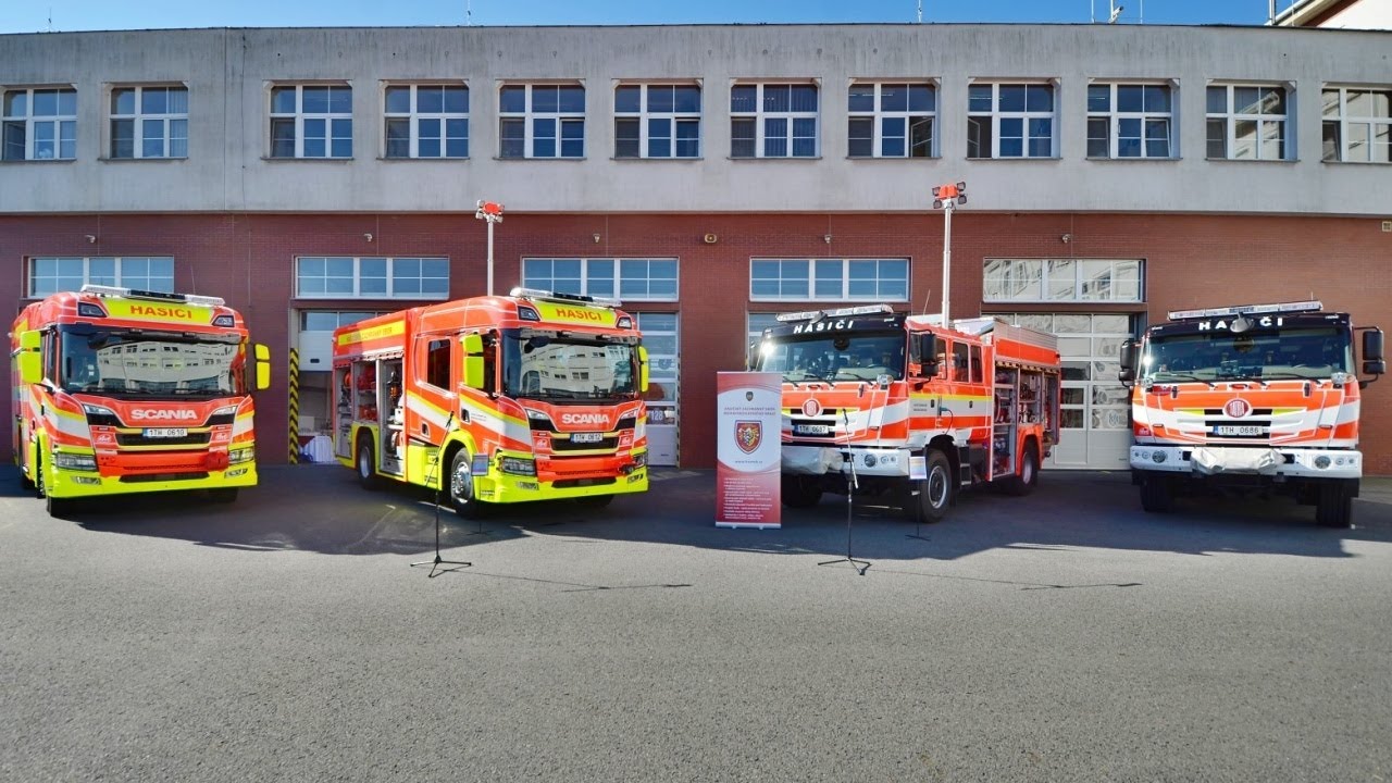 Rumbler sir&eacute;ny na hasičsk&yacute;ch cisternov&yacute;ch automobilech Scania a Tatra u HZS MSK