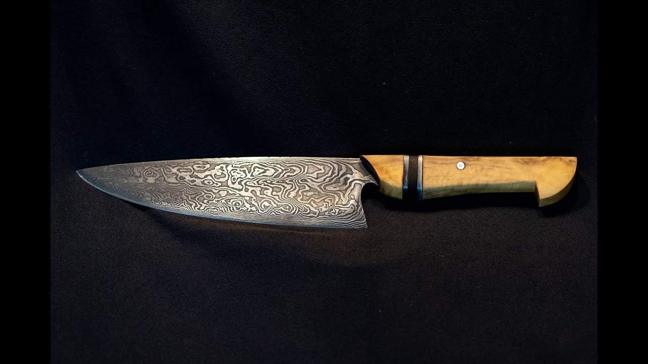 Forge d'un couteau de chef en acier Damas.