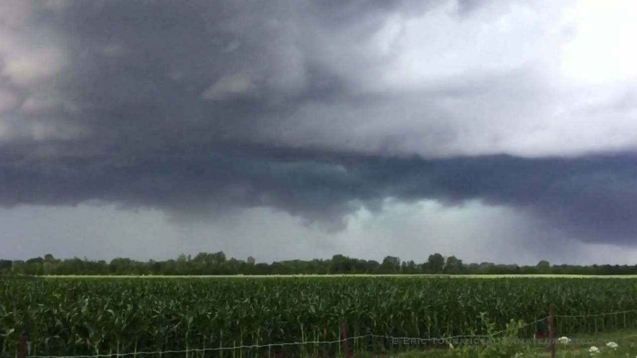 Nuage mur et gr&ecirc;le &agrave; Laval