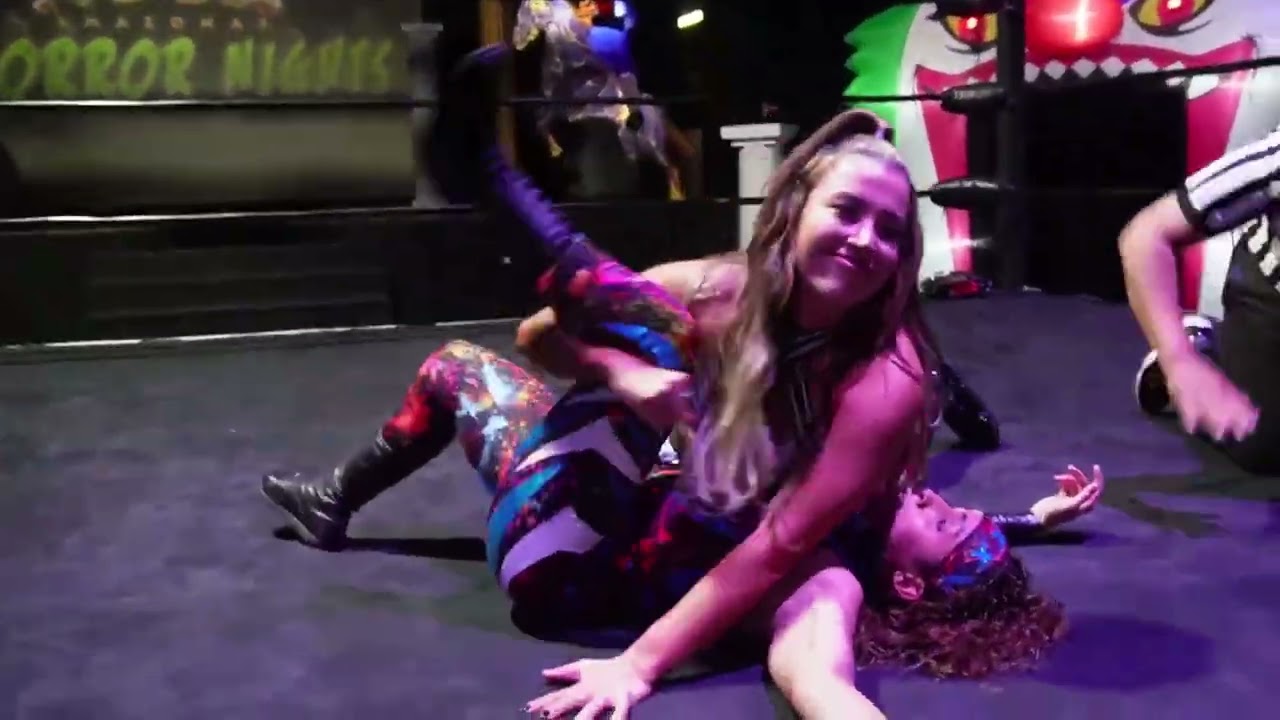 Carolina Cruz vs  Roxxy