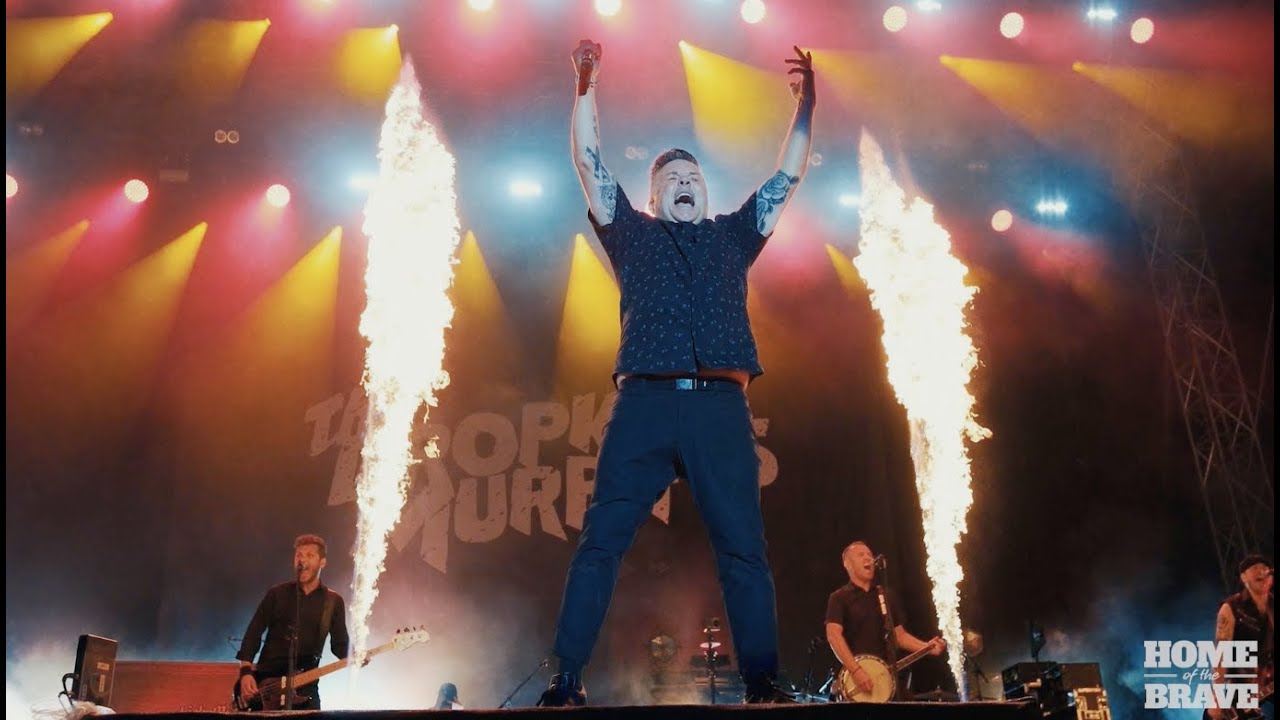 Кен Кейси из Dropkick Murphys: &laquo;Нам нужно, чтобы вы, такие люди, как вы, высказались и выступили&raquo;.