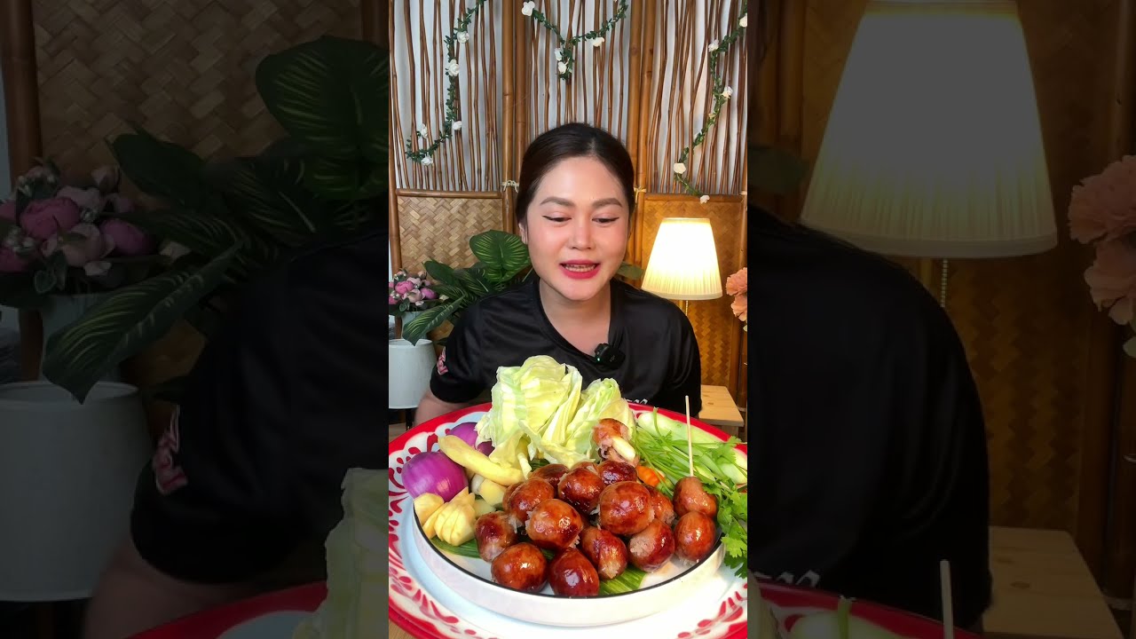 ไส้กรอกอีสานทอดร้อนๆ กินกับขิง พริกสด อร่อยมาก