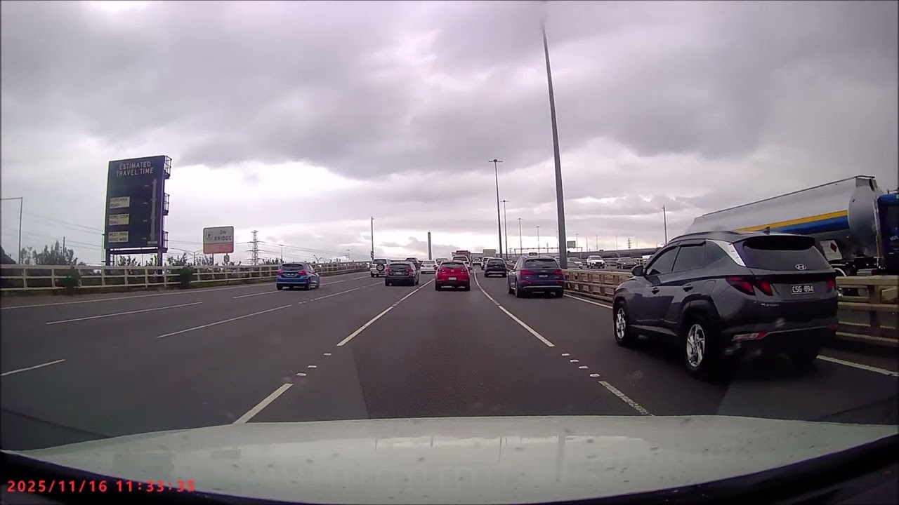 4 minute compilation of dangerous/reckless drivers on Melbourne's roads (November 2025)