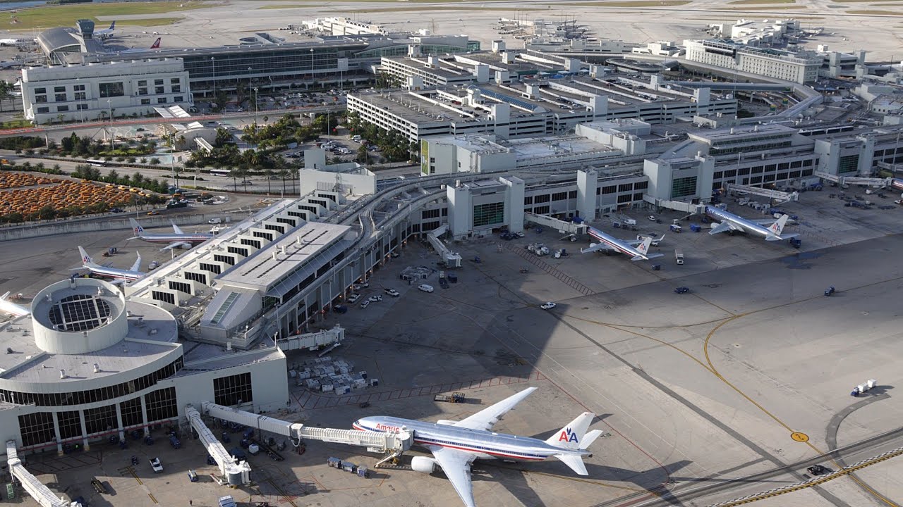 Airport walks: Miami (MIA) Concourse D in 4K