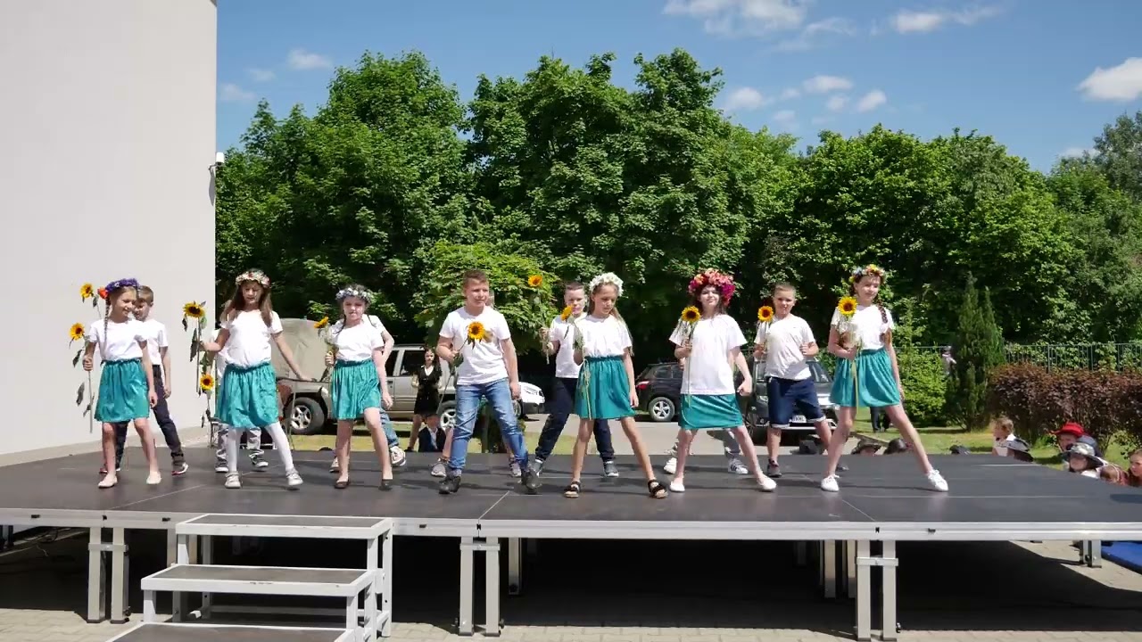 Klasa 2c - Życzenia i piosenka dla rodziców