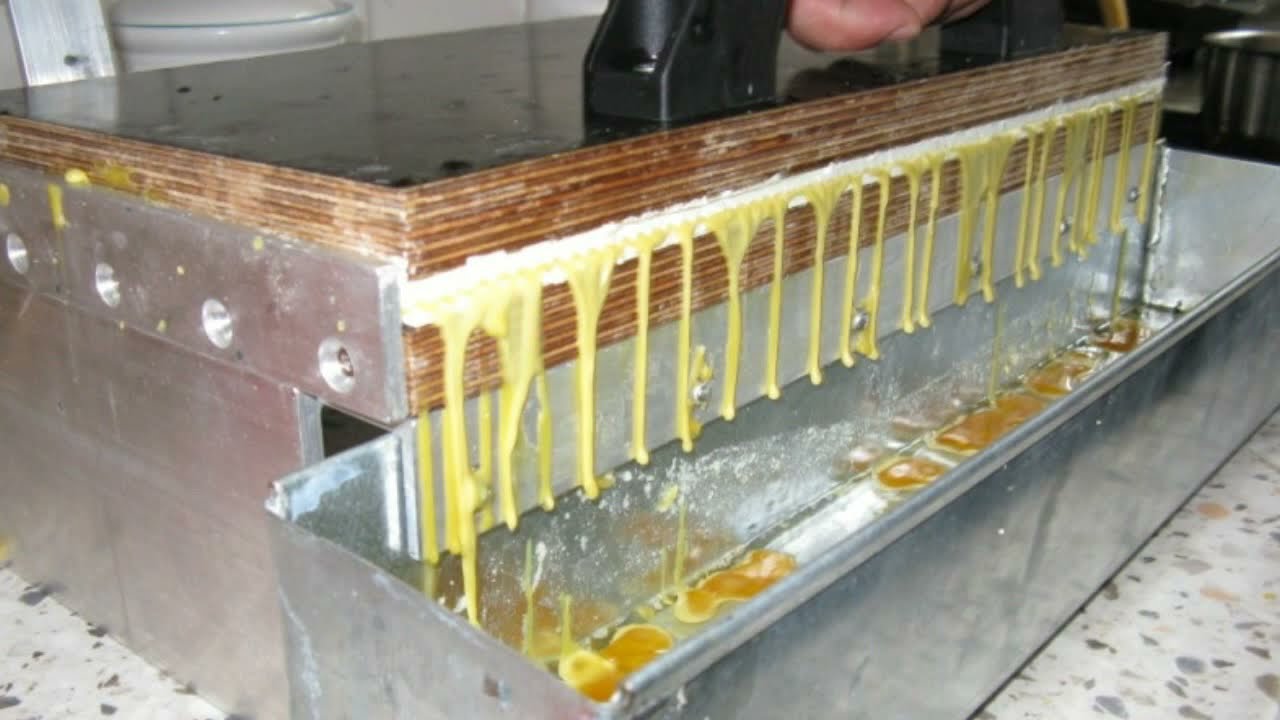 presa pentru faguri artificiali din silicon a unui stupari