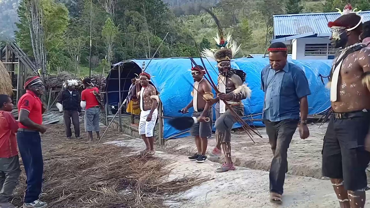 Kegembiraan  umat dari Kapela Maria Ninagona Yomosimo