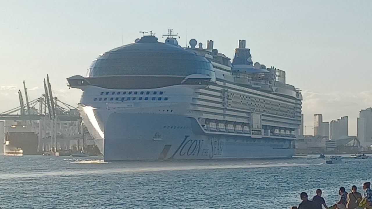 142 Cruise ship Icon of the Seas Joins to Parade in Port Miami
