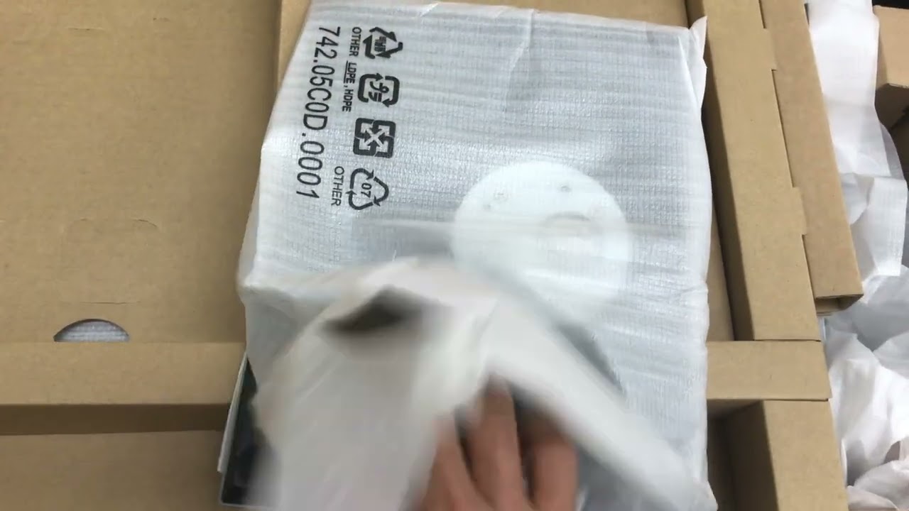 Unboxing Dell 4K display U2720QM