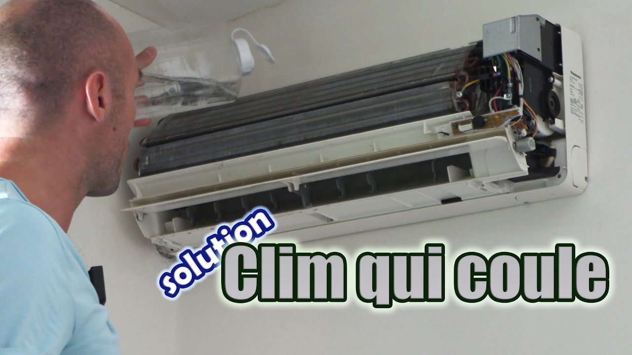 Climatiseur qui coule. Eau qui fuit de la climatisation sur le mur. Tuyau clim bouchée qui goutte