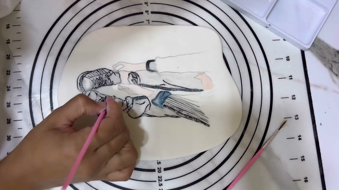 Fondant drawing طريقة الرسم على عجينة السكر