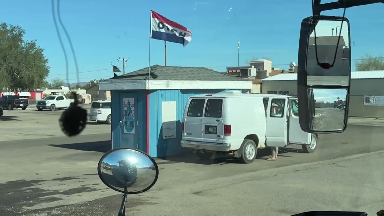Поездки по городу Кварцсайт, продукты и прачечная.