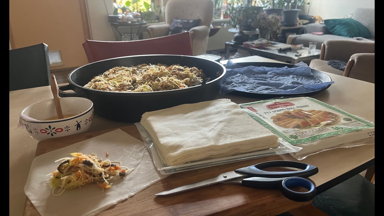 มาดูกันว่าคนไทยทำปอเปี๊ยะอย่างไร (คนไทยในยุโรป)Let’s see how Thai people make spring rolls.