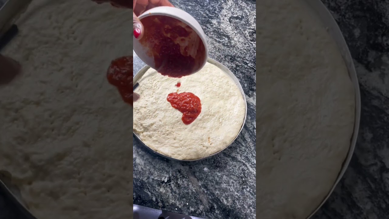 У нас сегодня вечер пиццы — я готовлю вкуснейшую двойную пиццу для всей семьи 